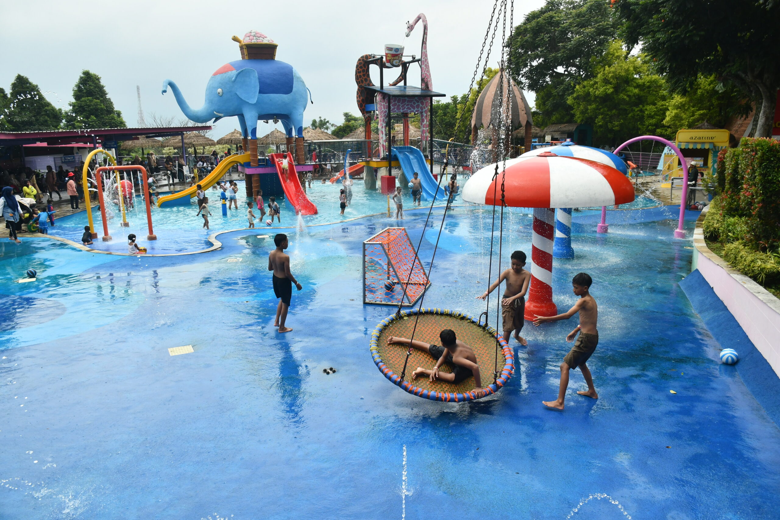 Ratusan Ribu Wisatawan…