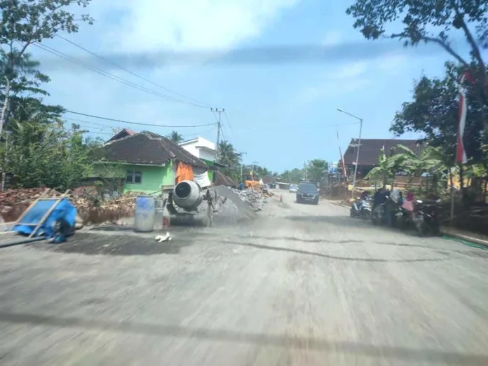 Pekerjaan-drainase-di-ruas-Jalan-Gondanglegi-696x522