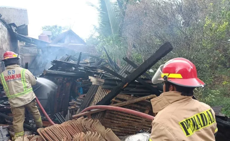 Petugas-Damkar-menangani-kebakaran-dapur-rumah