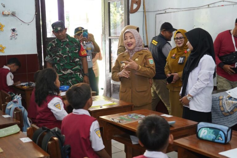 Hj-Lathifah-melakukan-peninjauan-kesiapan-SDN-1-e1760326176643