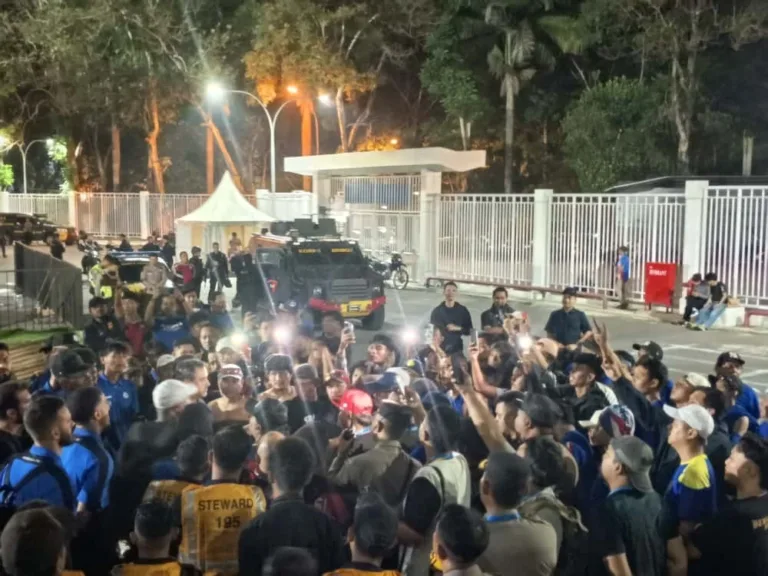 Aremania Hadang Tim…